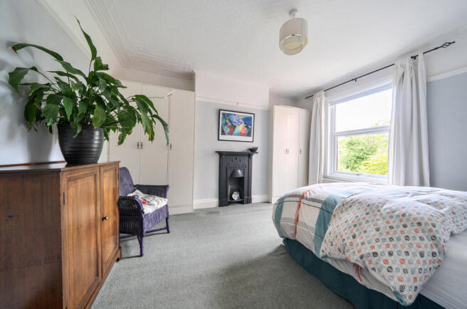 5 bed Detached for sale Image 11