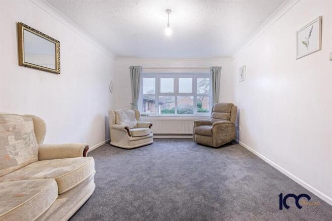 Abbs Cross Gardens, Hornchurch, RM12 photo 4