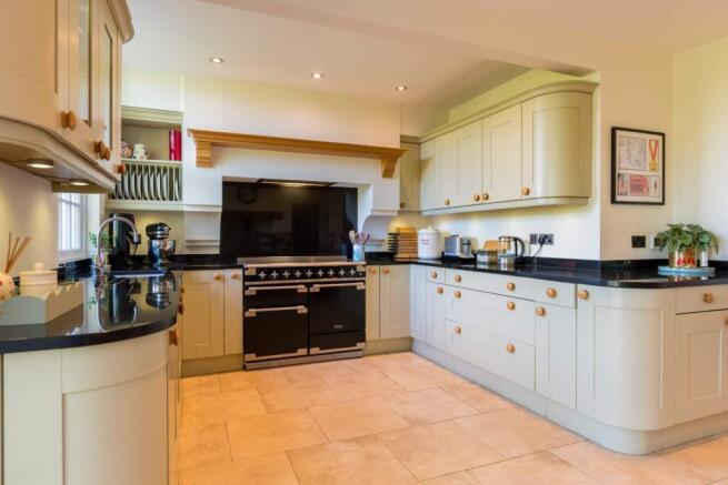 6 bed Detached for sale Image 7