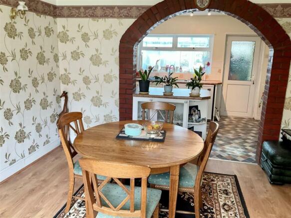 dinng room.jpg