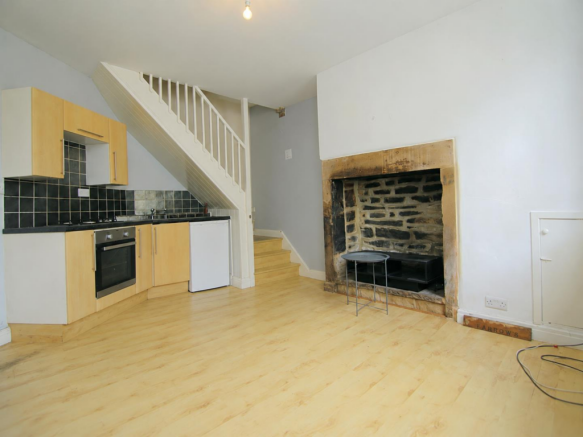 KITCHEN/LIVING ROOM