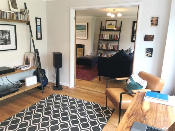 Fam Room - Sitt 1.JPG
