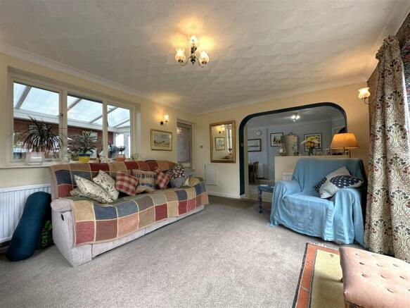 Generous OPEN-PLAN Living Space 078
