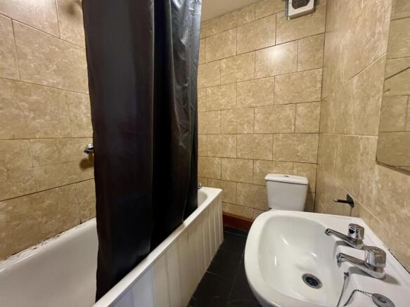 4 bed Flat to rent Image 5