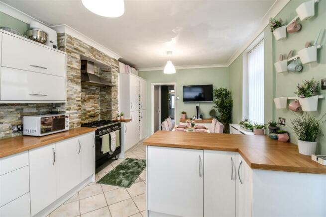 Kitchen & Dining Area