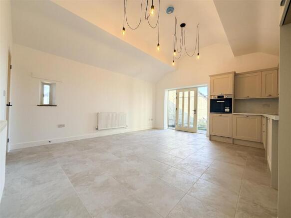 OPEN PLAN KITCHEN/DINER LOUNGE
