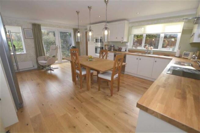 FAMILY DINING KITCHE