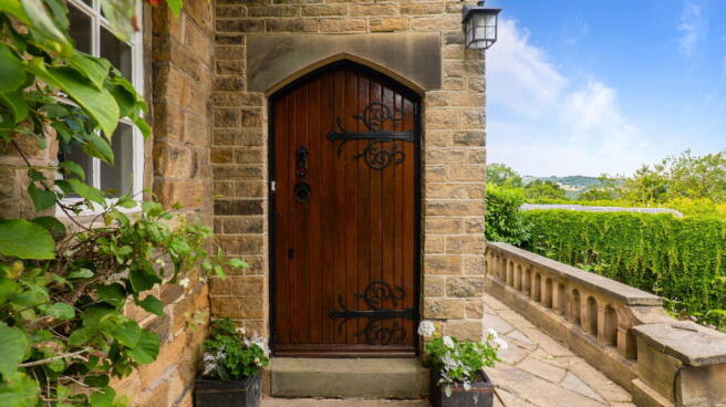 6 bed Detached for sale Image 9