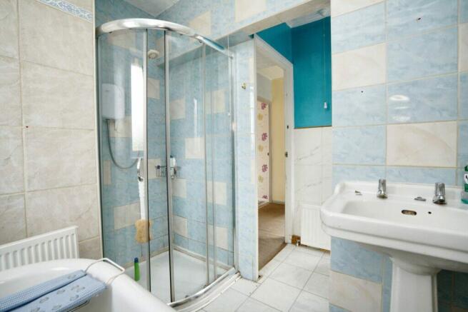 Gregory Avenue - Bathroom