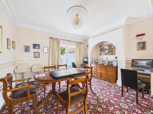 Dining room: