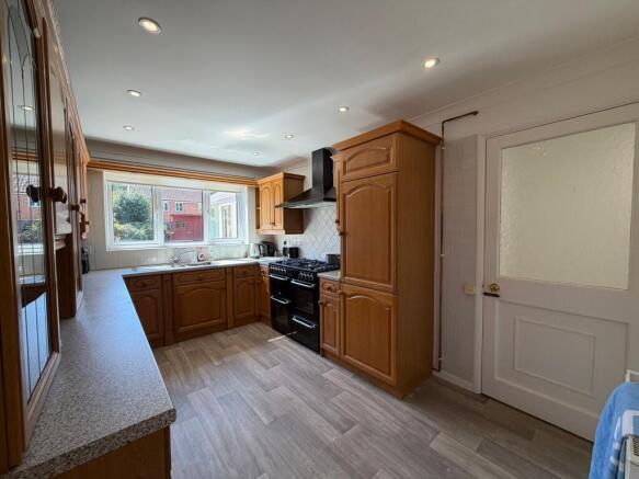 5 bed Detached for sale Image 5