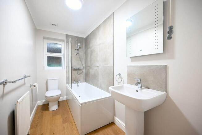3 bed Detached Bungalow to rent Image 8