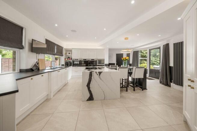 5 bed Detached for sale Image 4