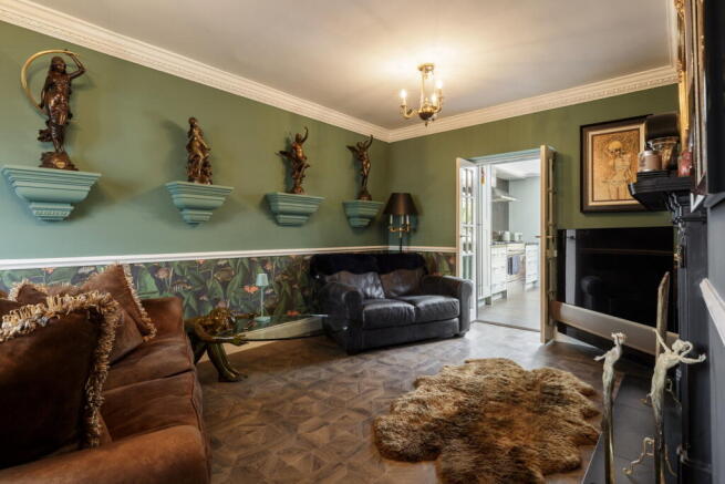 5 bed Detached for sale Image 9