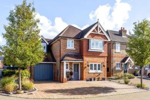 9, The Hollies, Horsham RH12 4ZN