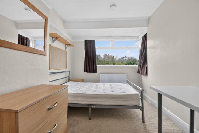5 bed Semi-Detached for sale Image 12