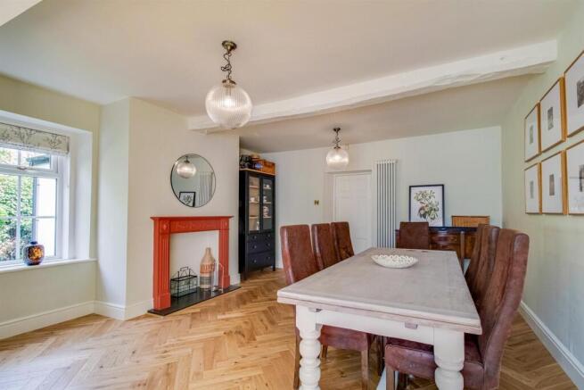 5 bed Detached for sale Image 12