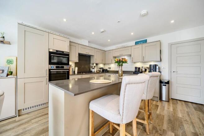 Oak Tree Close, Odiham, RG29 photo 4