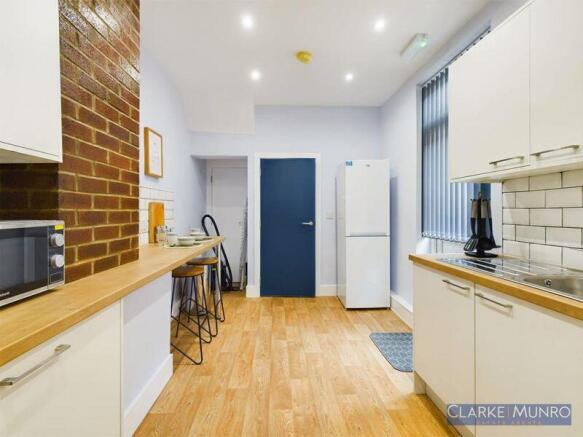 5 bed Town House to rent Image 8