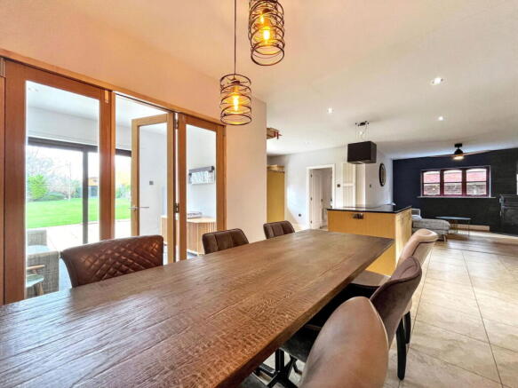6 bed Detached for sale Image 9