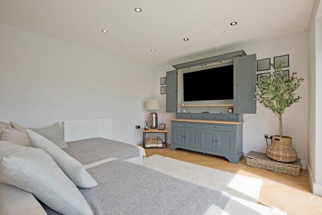 5 bed Detached for sale Image 8
