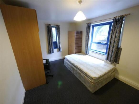 4 bed Apartment to rent Image 12