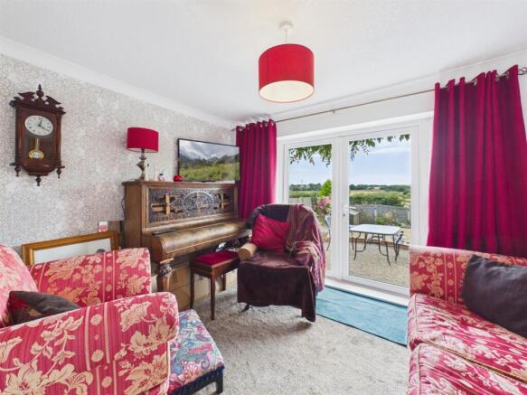 5 bed Semi-Detached Bungalow for sale Image 9