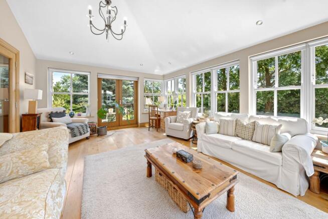 5 bed Detached for sale Image 8