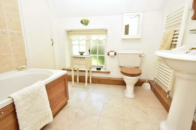 A BATHROOM.JPG