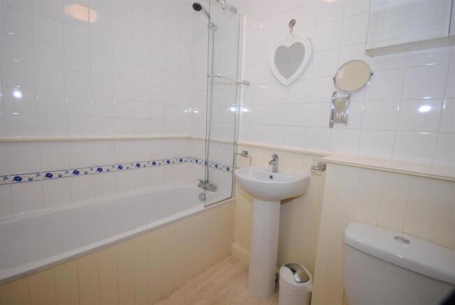 31 The Terrace bth.JPG