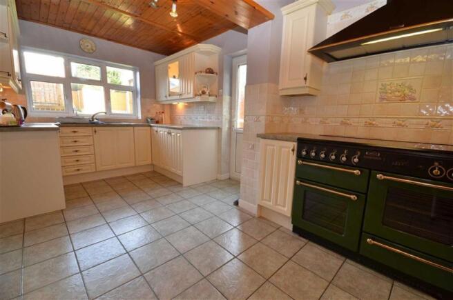 KITCHEN / BREAKFAST 