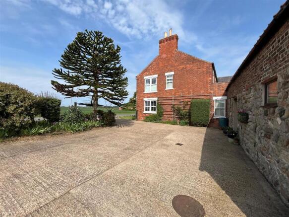5 bed Detached for sale Image 7