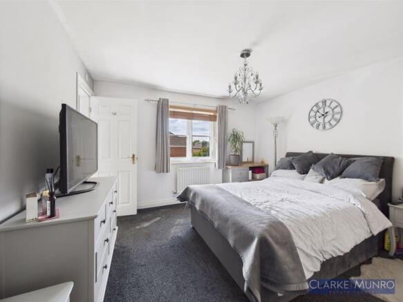5 bed Detached for sale Image 10