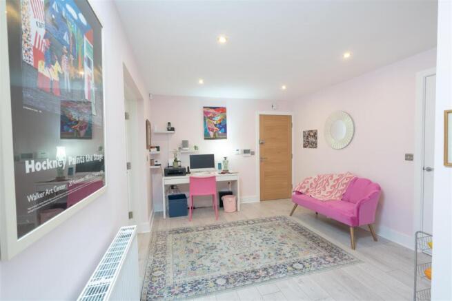3 bed Apartment for sale Image 10