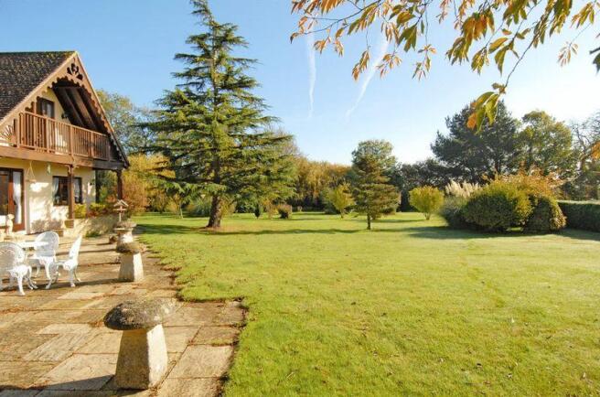 Garden & Patio Area