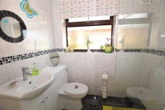 FAMILY SHOWER ROOM