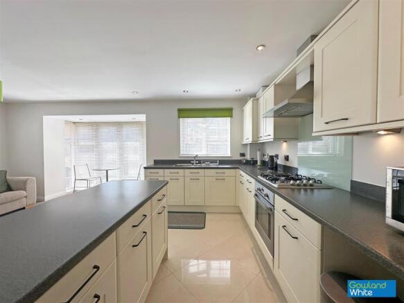 4 bed Detached for sale Image 4