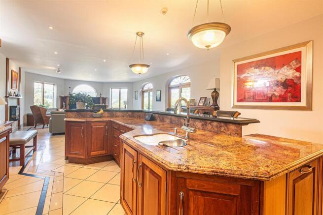 5 bed Detached for sale Image 7