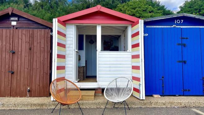 BEACH HUT FRONT
