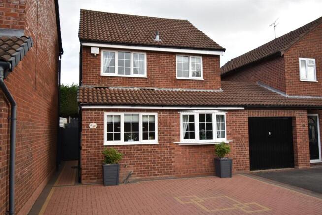 3-bed detached on Clovelly Way, Nuneaton, £295,000