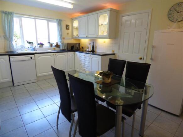 KITCHEN/BREAKFAST ROOM