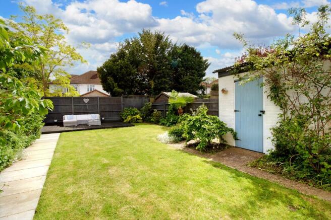 BEAUTIFULLY LANDSCAPED BACK GARDEN