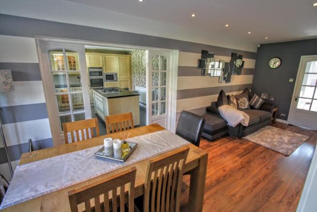 FAMILY/DINING ROOM
