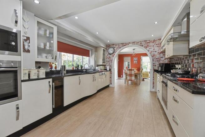 5 bed Detached for sale Image 9