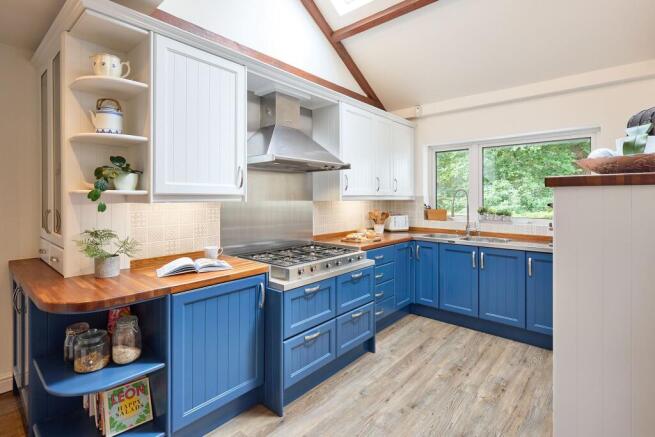 4 bed Detached for sale Image 8