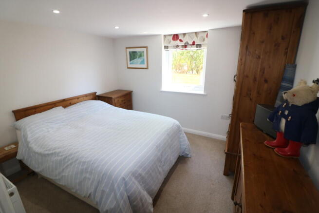 5 bed Semi-Detached to rent Image 8