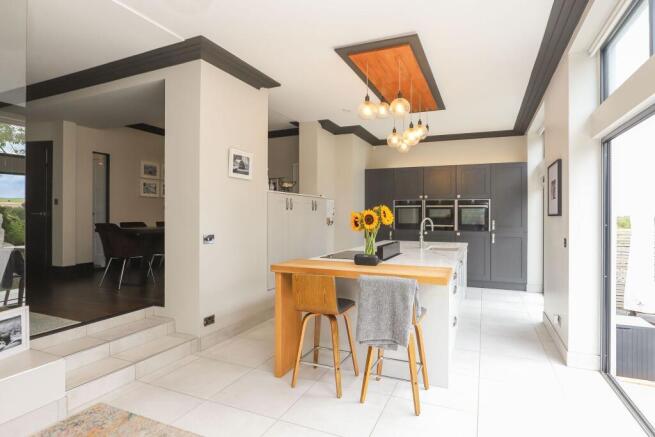5 bed Detached for sale Image 8