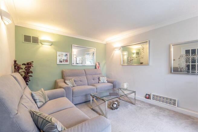 7 Pinewood Park, New Haw, KT15 3BS - 1.jpg