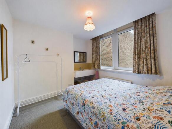 2 bed Flat for sale Image 11