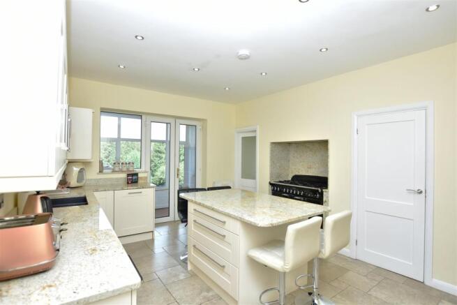 Kitchen 2.jpg